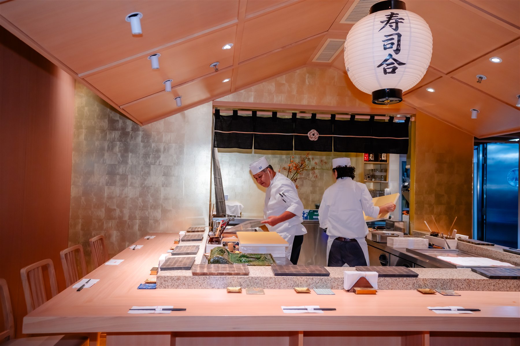 原田先生與總廚 Maru 在吧枱準備料理